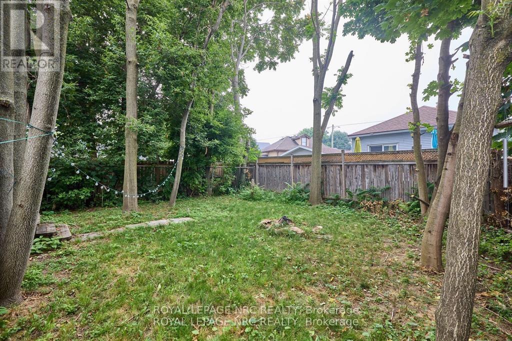 108 Carlton Street, St. Catharines, Ontario  L2R 1R3 - Photo 4 - X12463619