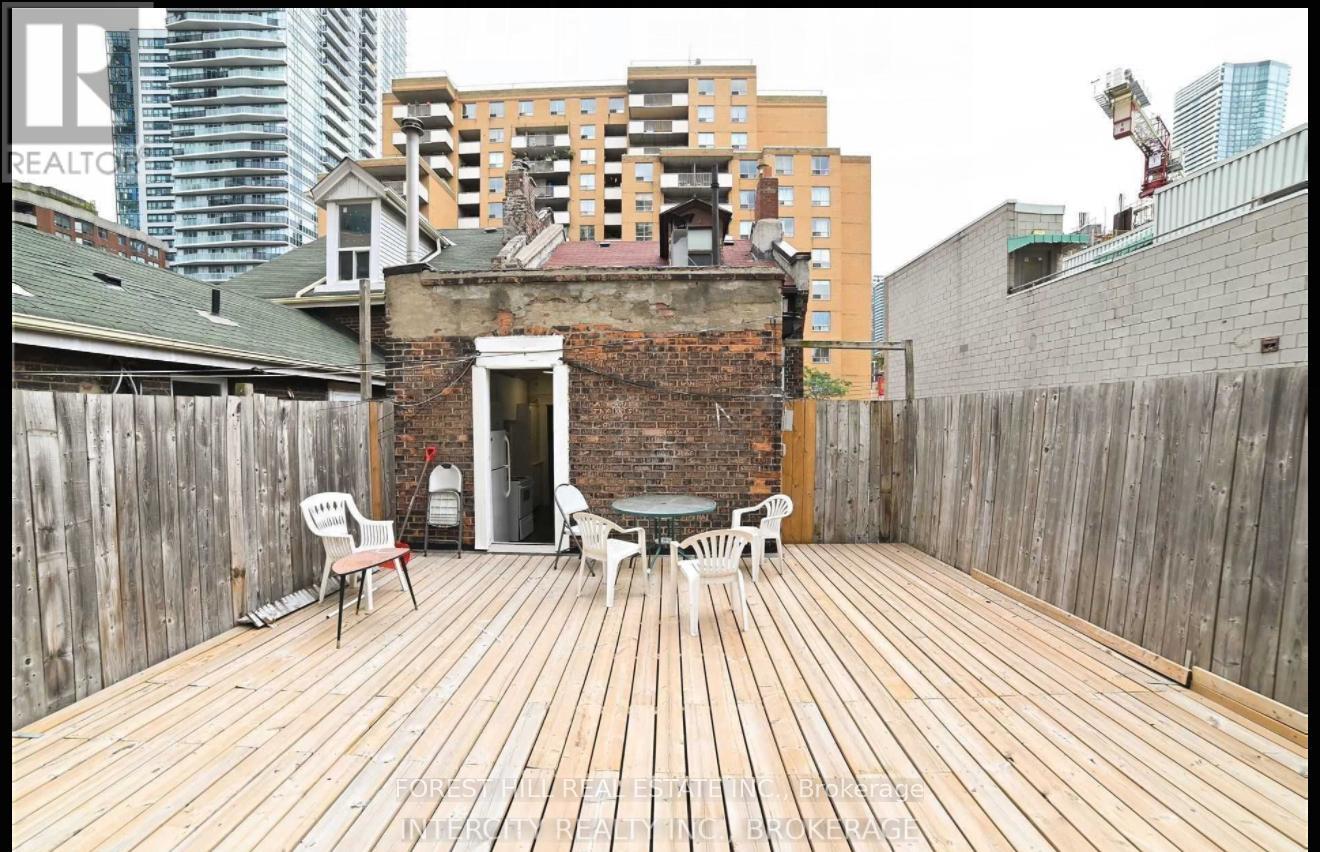 Upper - 132 Dundas Street E, Toronto, Ontario  M5B 1E2 - Photo 17 - C12463512