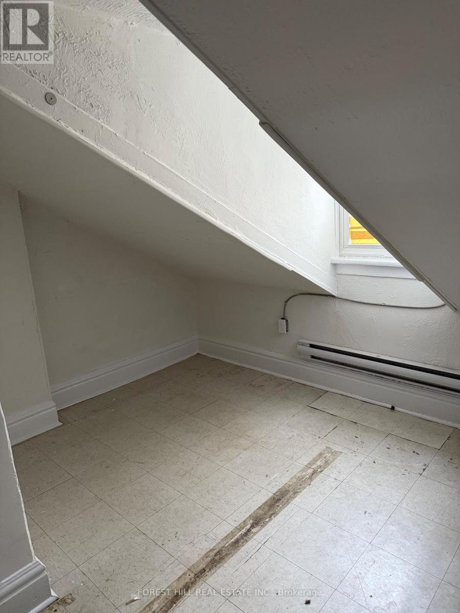 Upper - 132 Dundas Street E, Toronto, Ontario  M5B 1E2 - Photo 7 - C12463512