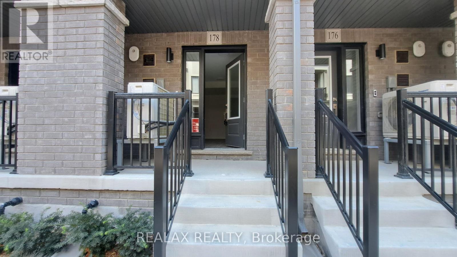 178 Matawin Lane, Richmond Hill, Ontario  L4B 3X9 - Photo 3 - N12463503