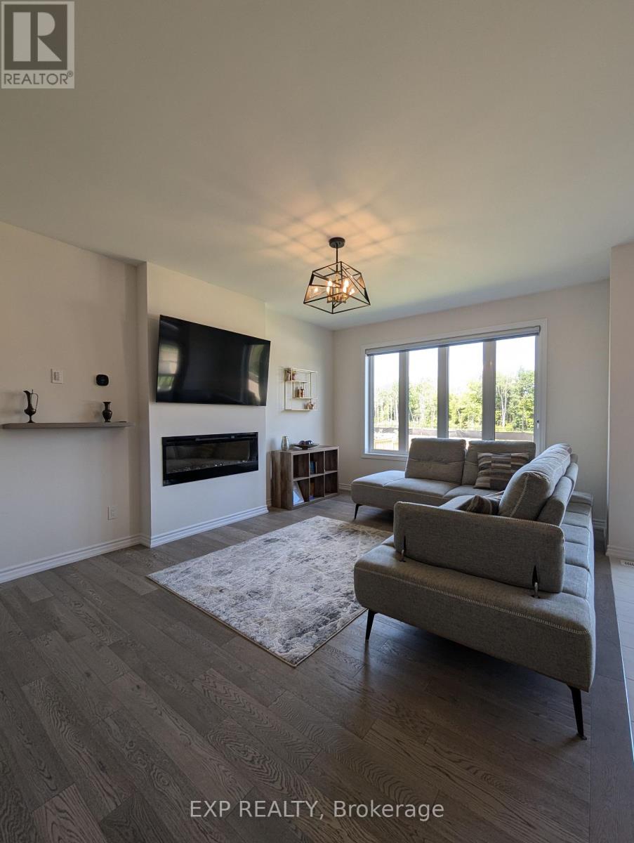 196 Ramblewood Drive, Wasaga Beach, Ontario  L9Z 0L6 - Photo 3 - S12463452