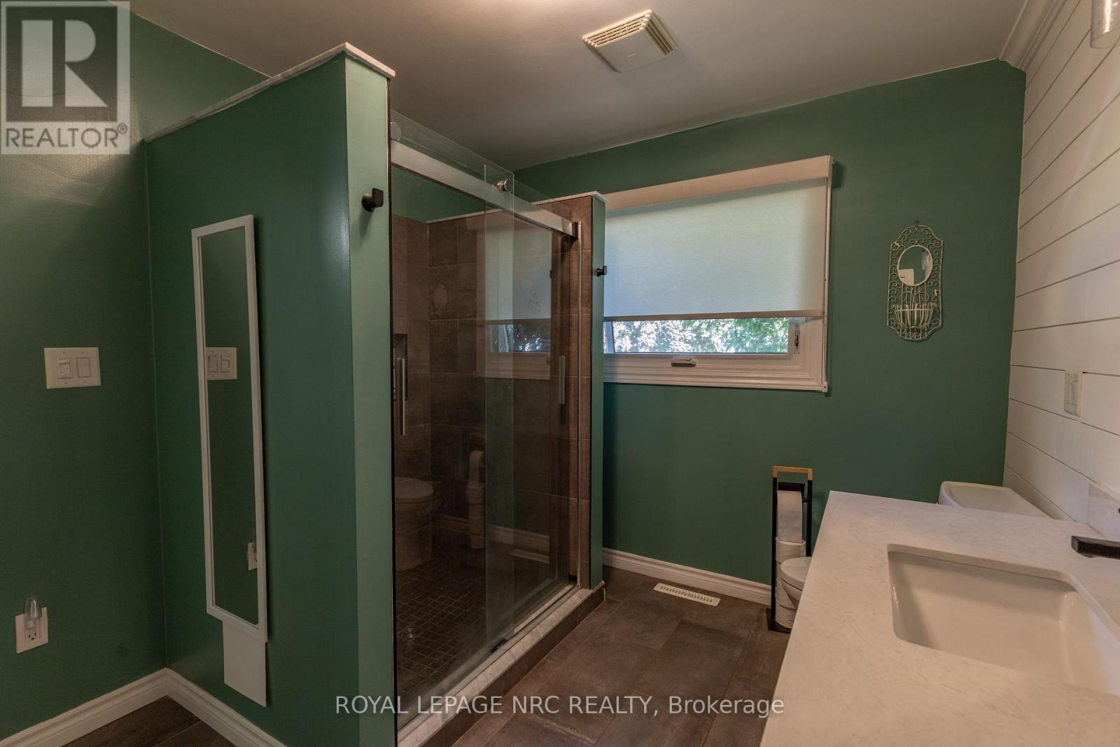 11 Brookdale Avenue, St. Catharines, Ontario  L2T 2T2 - Photo 13 - X12446204