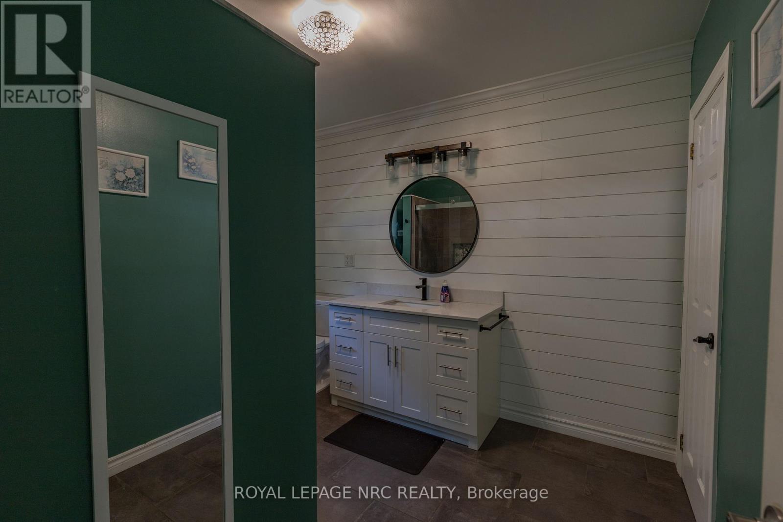 11 Brookdale Avenue, St. Catharines, Ontario  L2T 2T2 - Photo 12 - X12446204