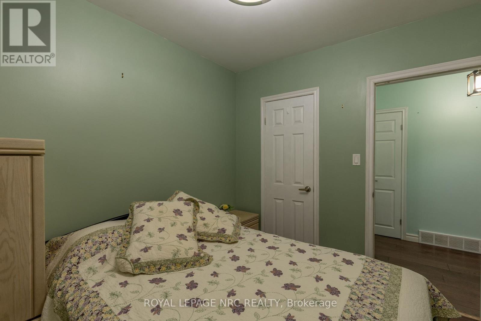 11 Brookdale Avenue, St. Catharines, Ontario  L2T 2T2 - Photo 11 - X12446204