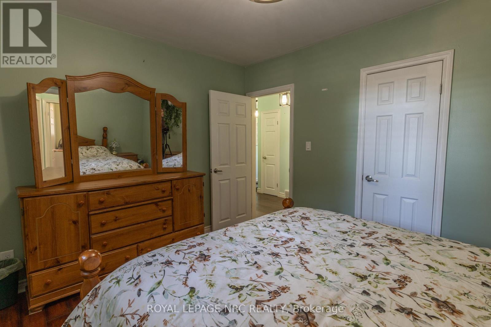 11 Brookdale Avenue, St. Catharines, Ontario  L2T 2T2 - Photo 9 - X12446204