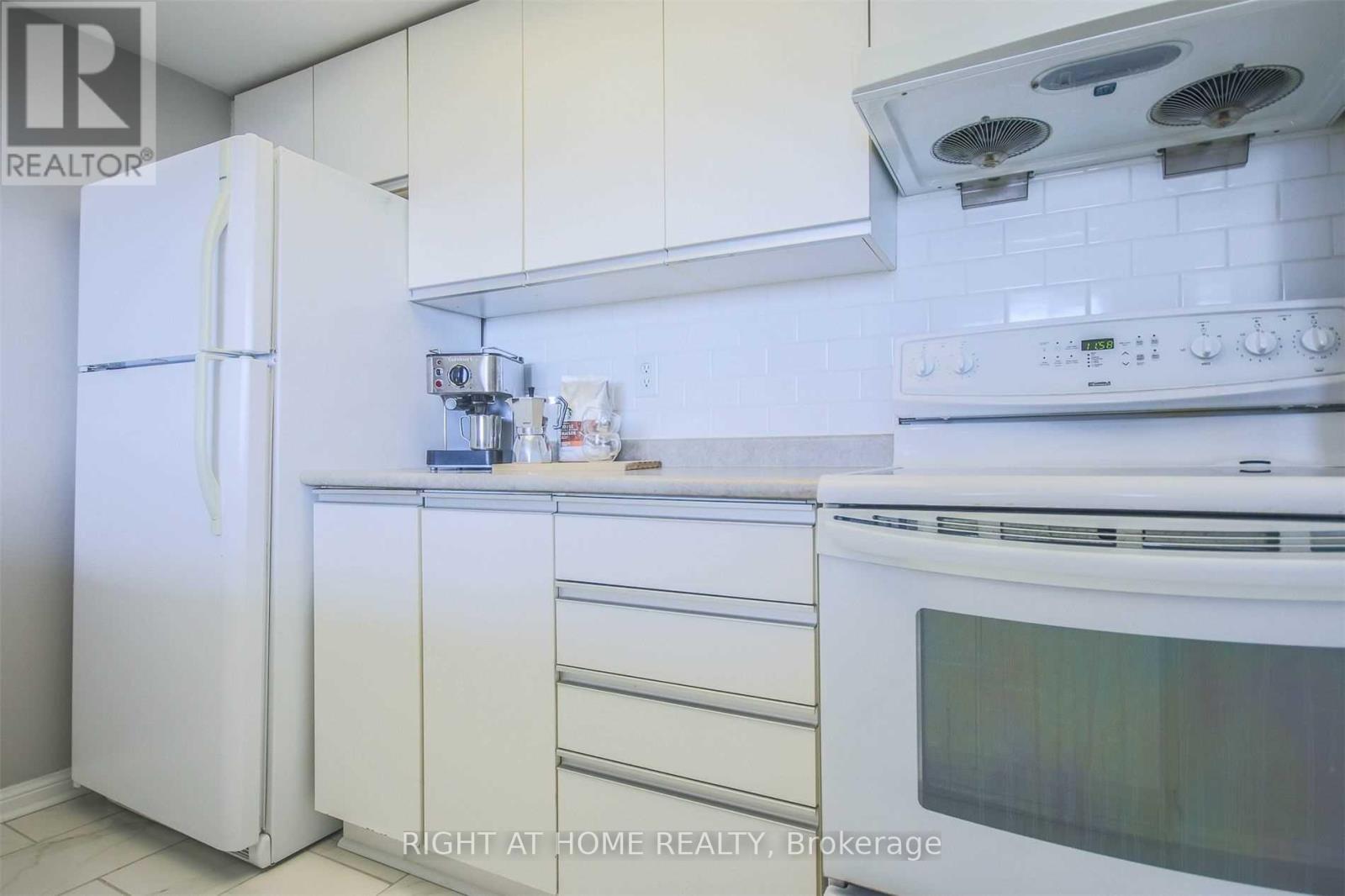 2207 - 101 Subway Crescent, Toronto, Ontario  M9B 6K4 - Photo 10 - W12463414