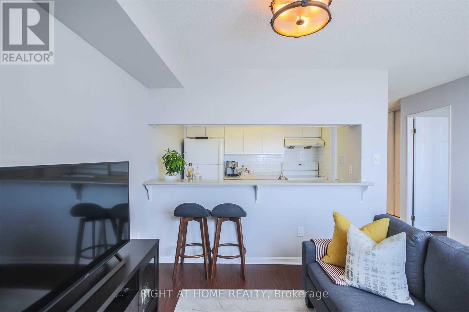 2207 - 101 Subway Crescent, Toronto, Ontario  M9B 6K4 - Photo 7 - W12463414