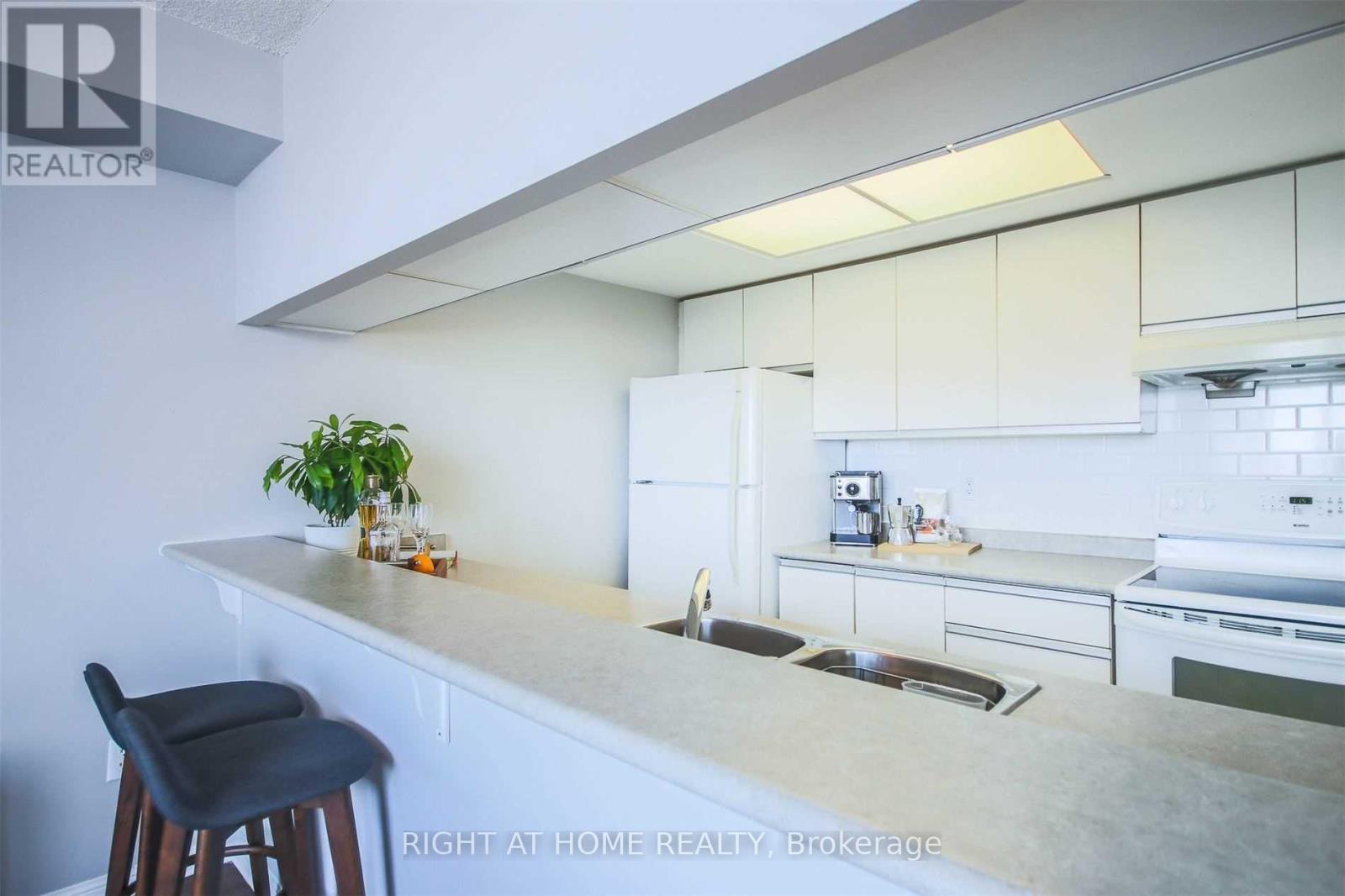 2207 - 101 Subway Crescent, Toronto, Ontario  M9B 6K4 - Photo 8 - W12463414
