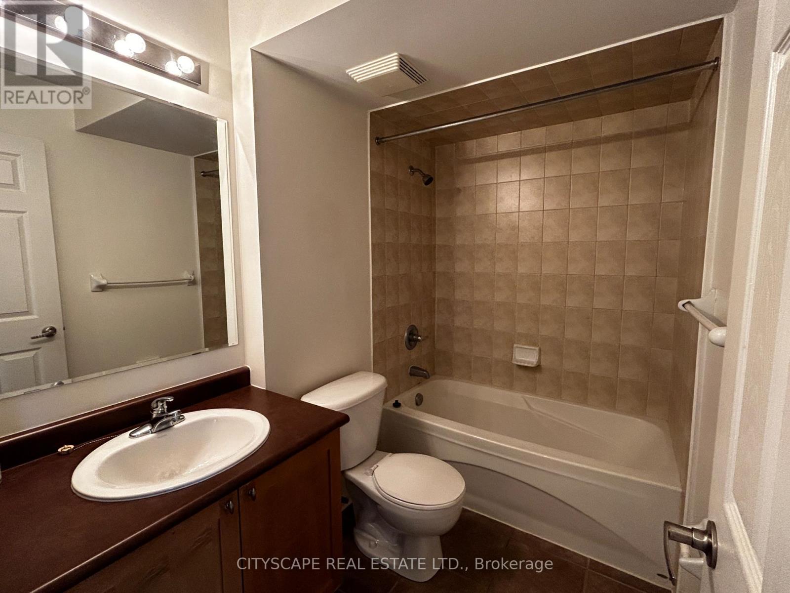 2 - 754 Neighbourhood Circle, Mississauga, Ontario  L5B 0B7 - Photo 6 - W12463458