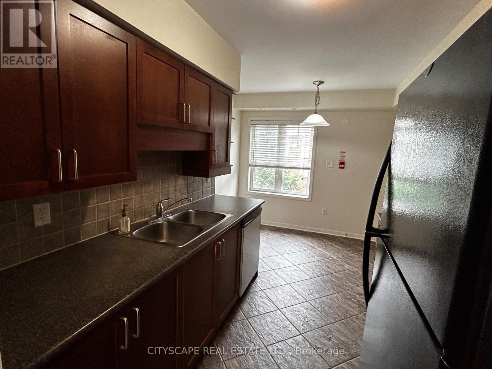 2 - 754 Neighbourhood Circle, Mississauga, Ontario  L5B 0B7 - Photo 8 - W12463458