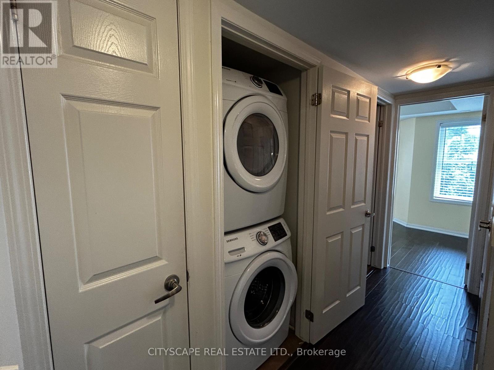 2 - 754 Neighbourhood Circle, Mississauga, Ontario  L5B 0B7 - Photo 9 - W12463458