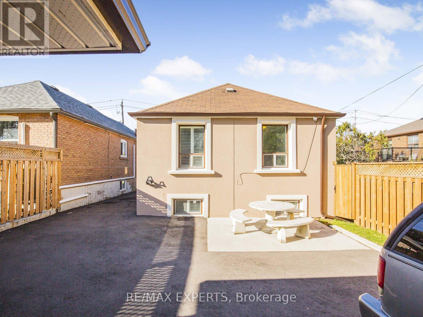1001 Castlefield Avenue S, Toronto, Ontario  M6B 1E4 - Photo 16 - W12463502