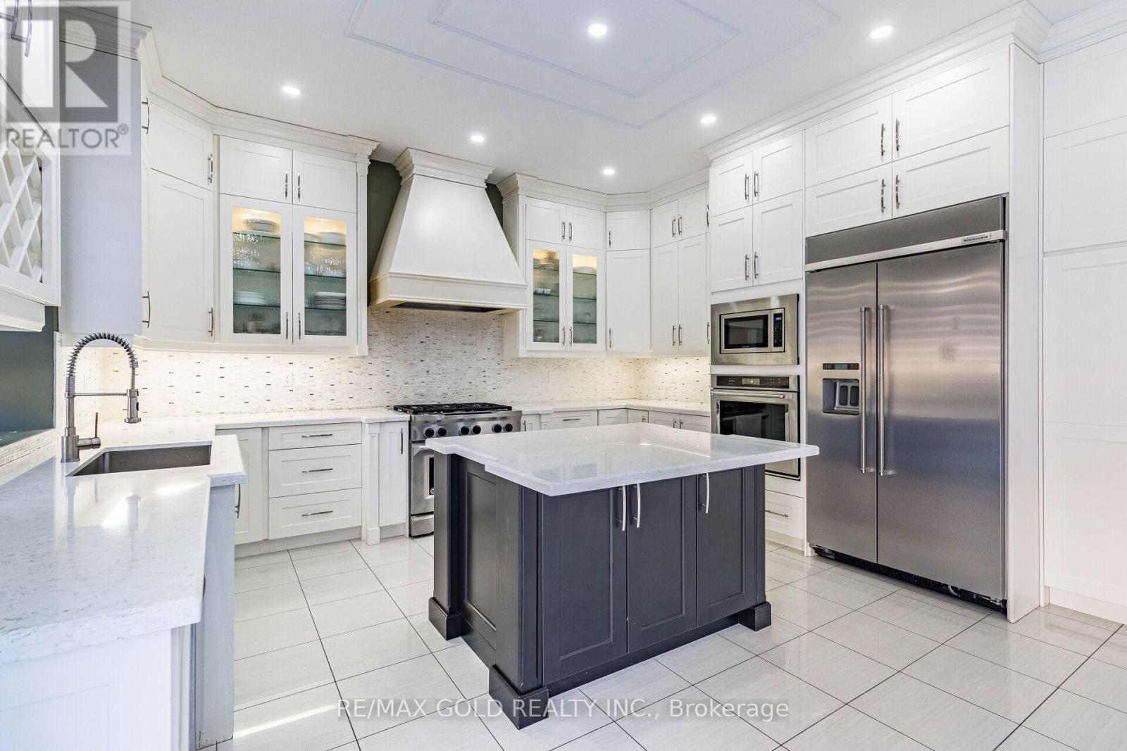 28 Cloverhaven Road, Brampton, Ontario  L6P 4E4 - Photo 18 - W12463527