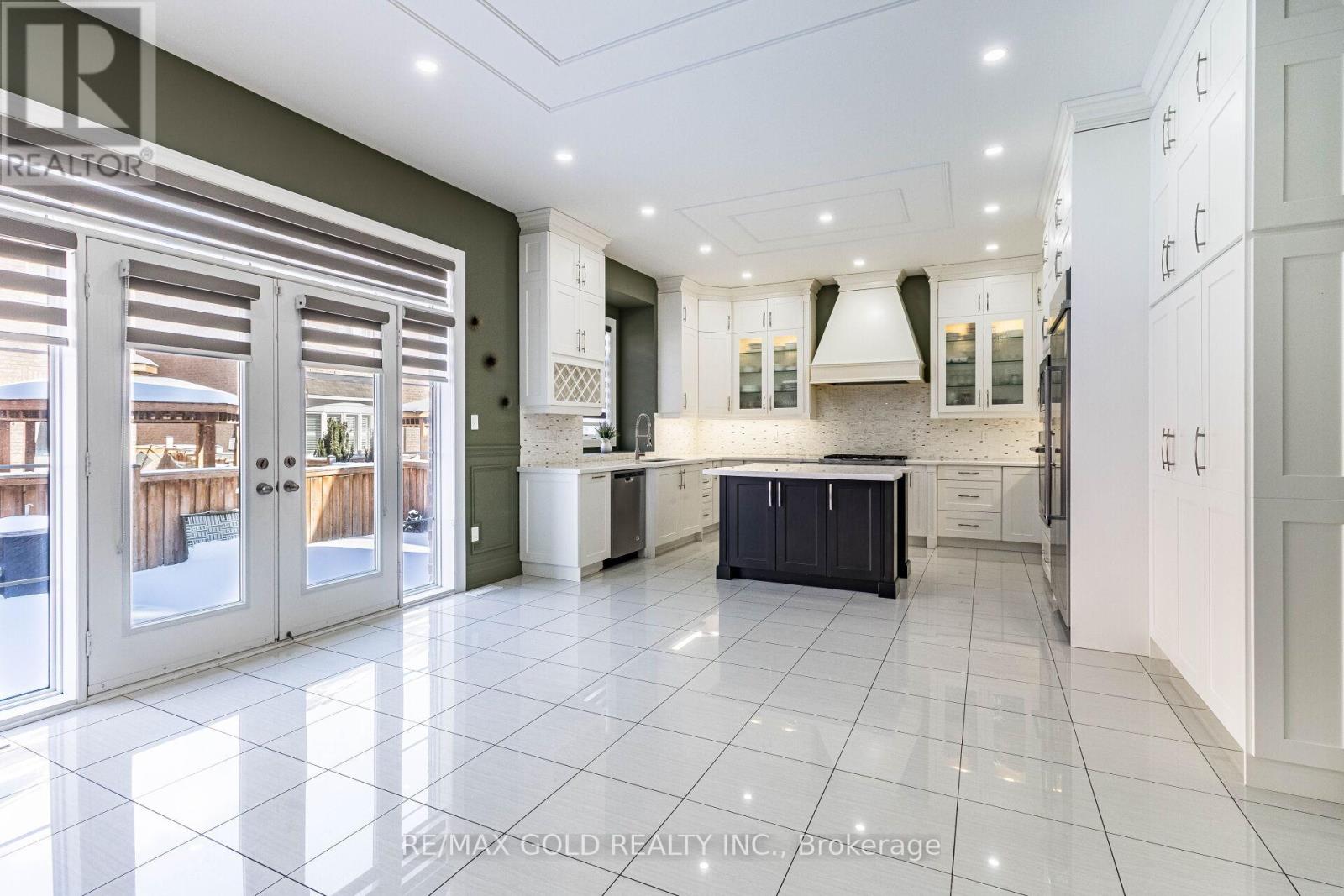 28 Cloverhaven Road, Brampton, Ontario  L6P 4E4 - Photo 19 - W12463527