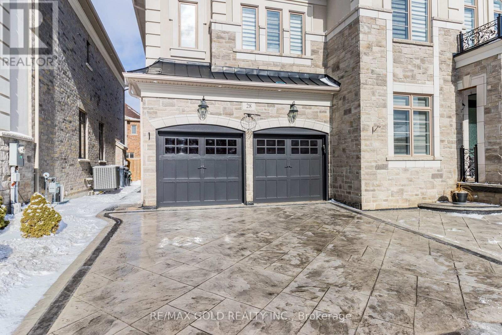 28 Cloverhaven Road, Brampton, Ontario  L6P 4E4 - Photo 2 - W12463527