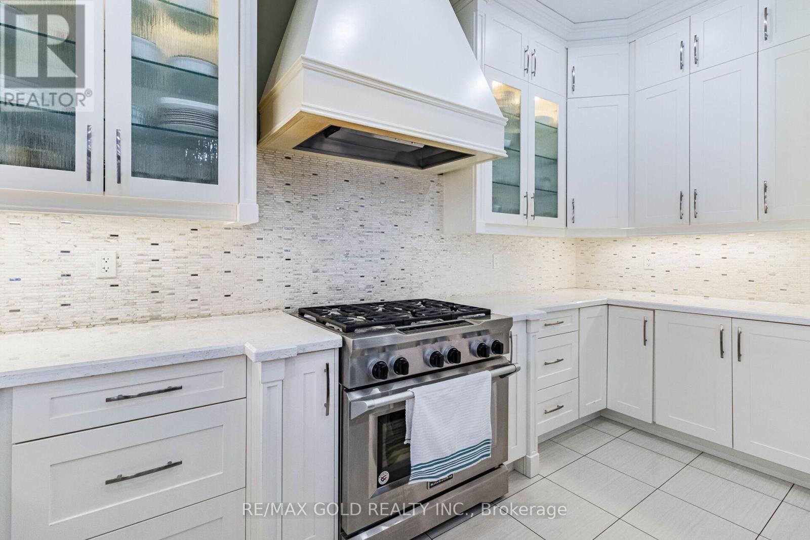 28 Cloverhaven Road, Brampton, Ontario  L6P 4E4 - Photo 20 - W12463527