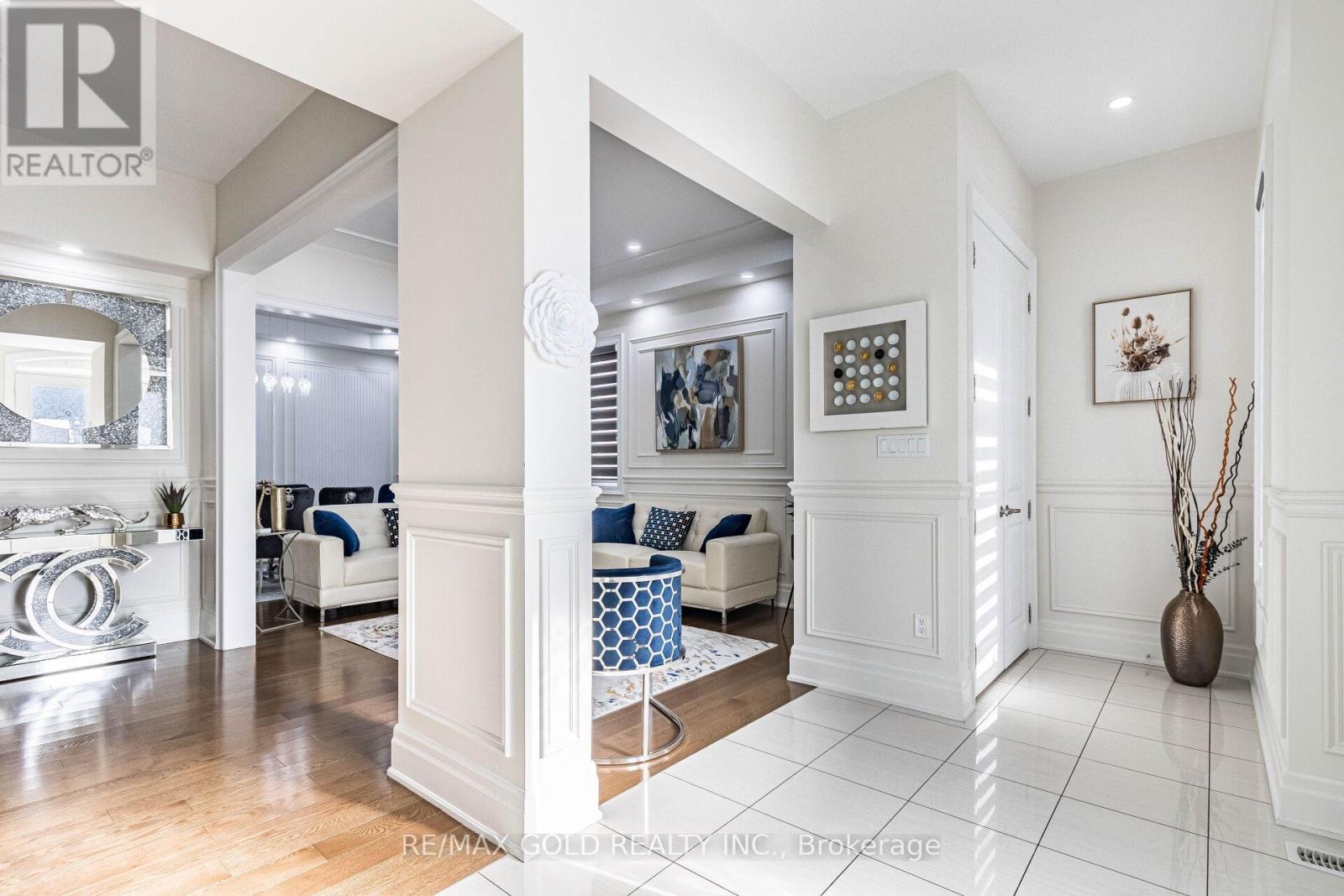 28 Cloverhaven Road, Brampton, Ontario  L6P 4E4 - Photo 4 - W12463527