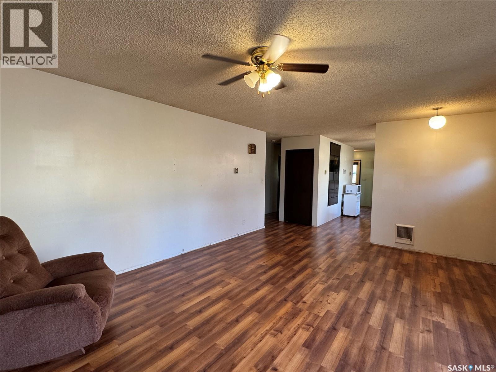 202 4th Avenue, Landis, Saskatchewan  S0K 2K0 - Photo 12 - SK020884