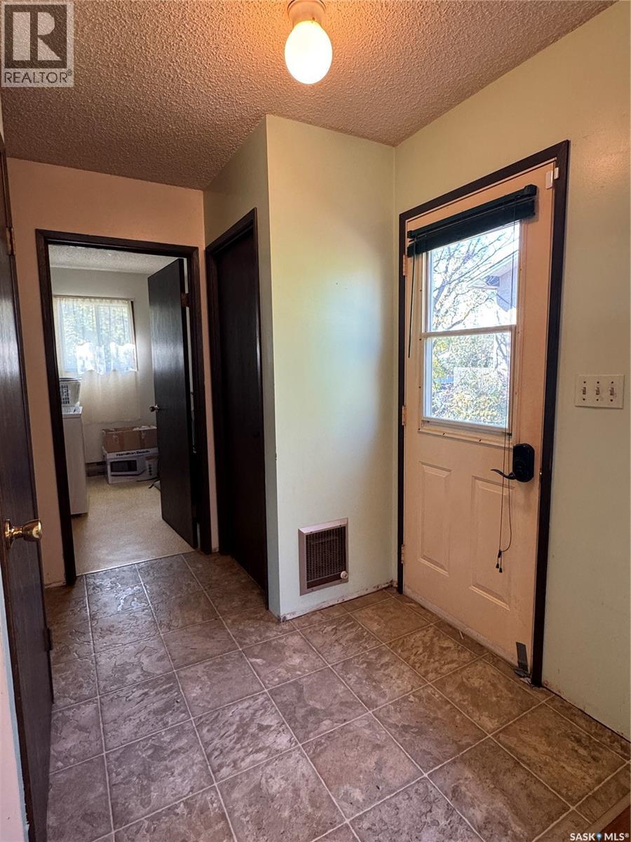 202 4th Avenue, Landis, Saskatchewan  S0K 2K0 - Photo 2 - SK020884
