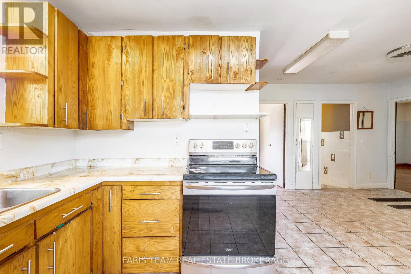 201 Ridge Road W, Oro-Medonte, Ontario  L0L 2E0 - Photo 10 - S12463544