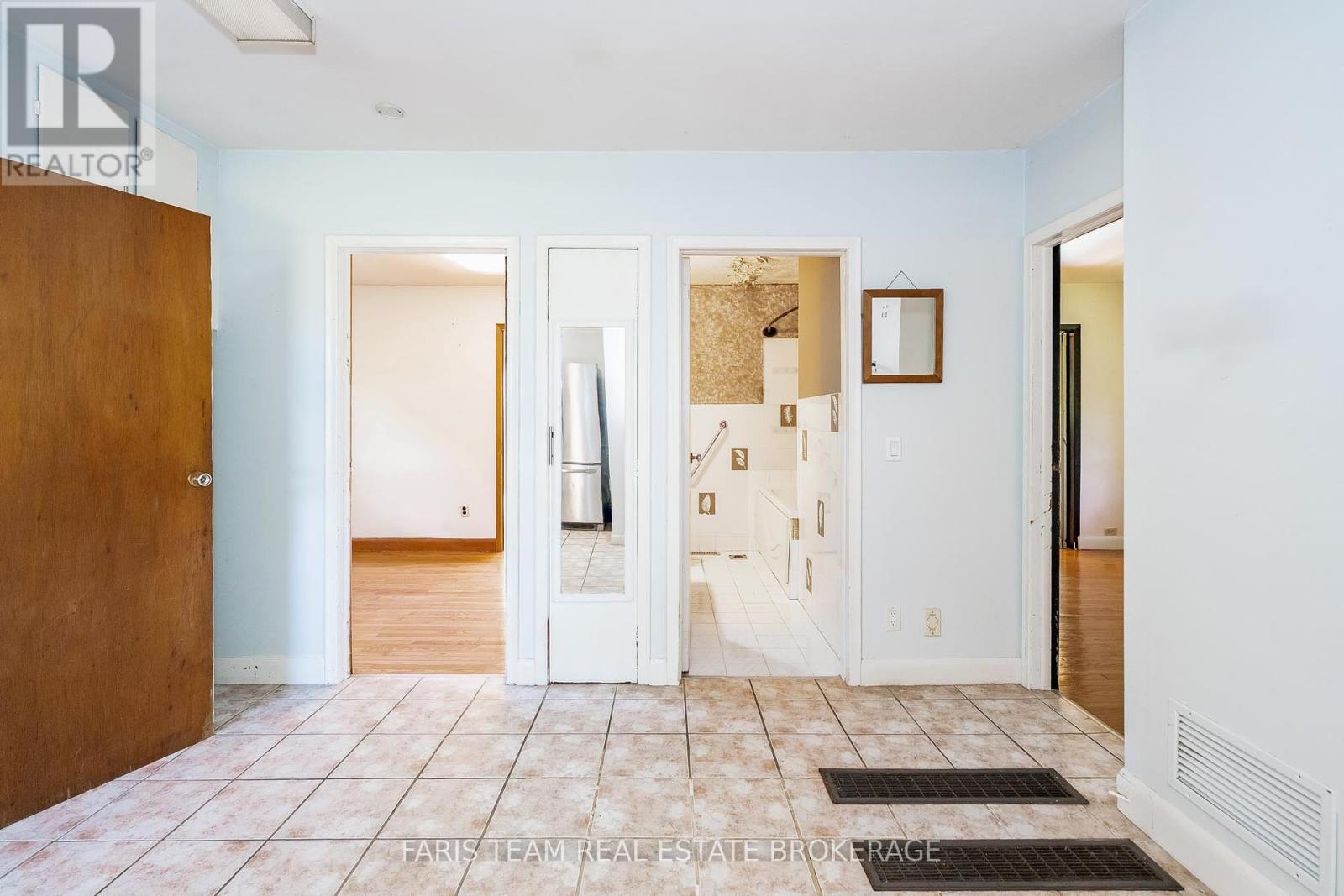 201 Ridge Road W, Oro-Medonte, Ontario  L0L 2E0 - Photo 12 - S12463544