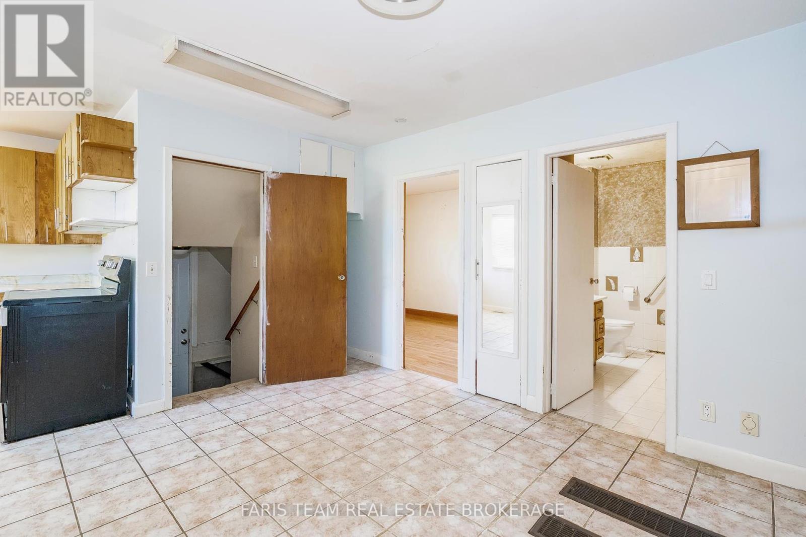 201 Ridge Road W, Oro-Medonte, Ontario  L0L 2E0 - Photo 13 - S12463544