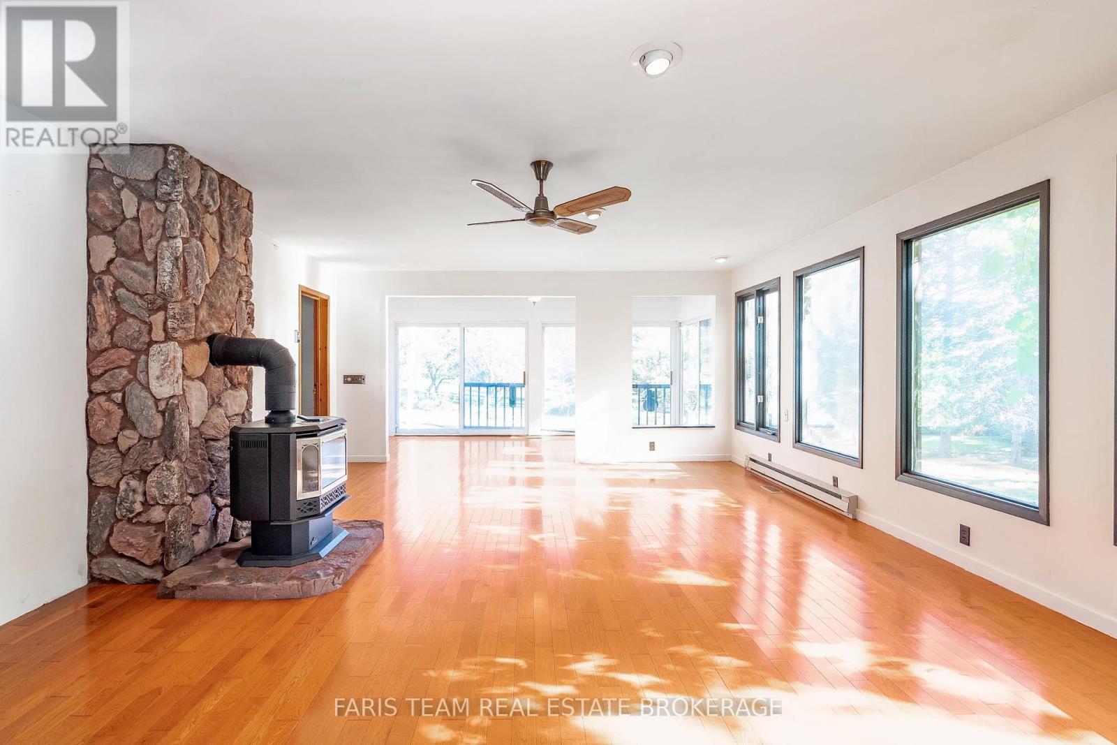 201 Ridge Road W, Oro-Medonte, Ontario  L0L 2E0 - Photo 16 - S12463544