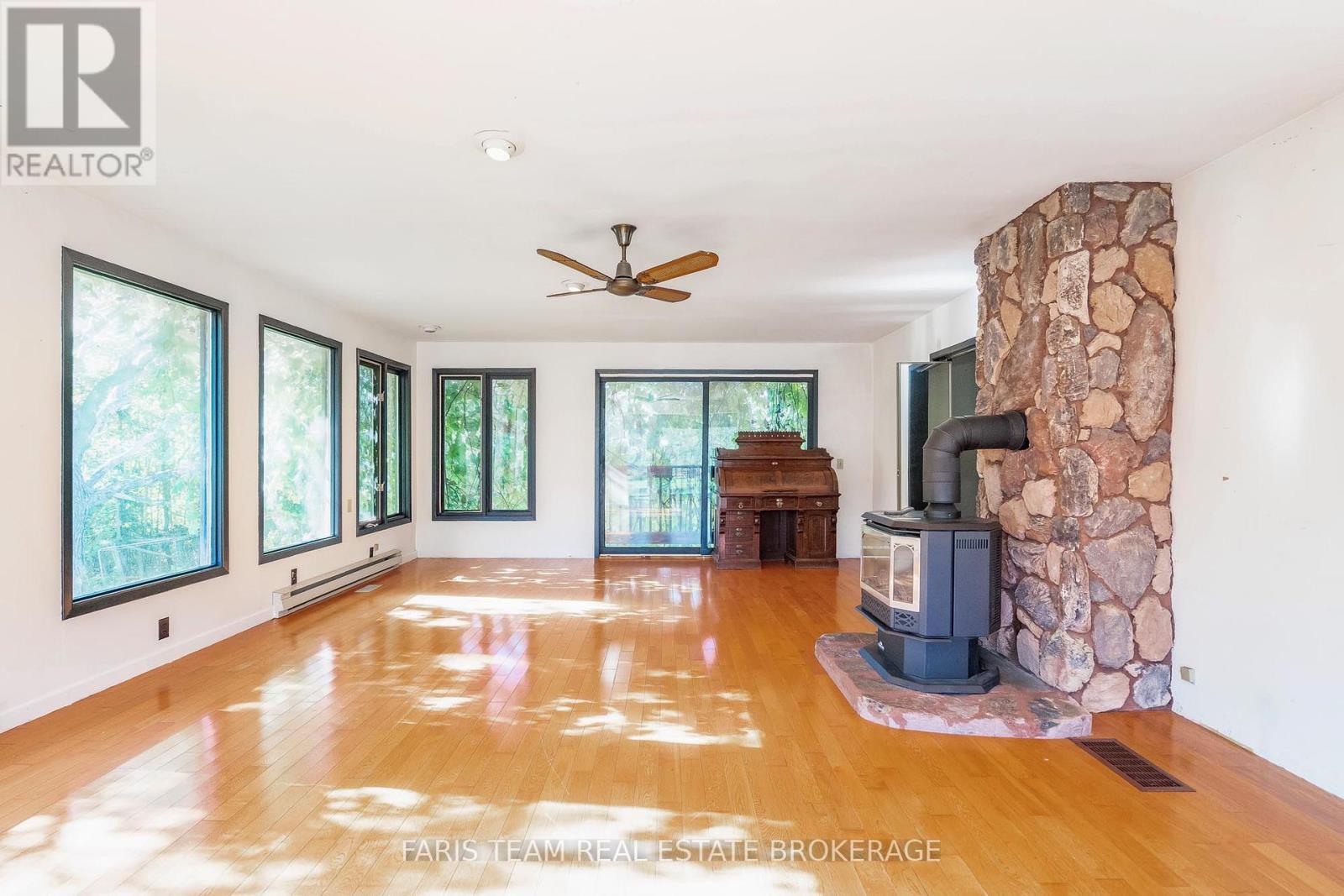 201 Ridge Road W, Oro-Medonte, Ontario  L0L 2E0 - Photo 19 - S12463544