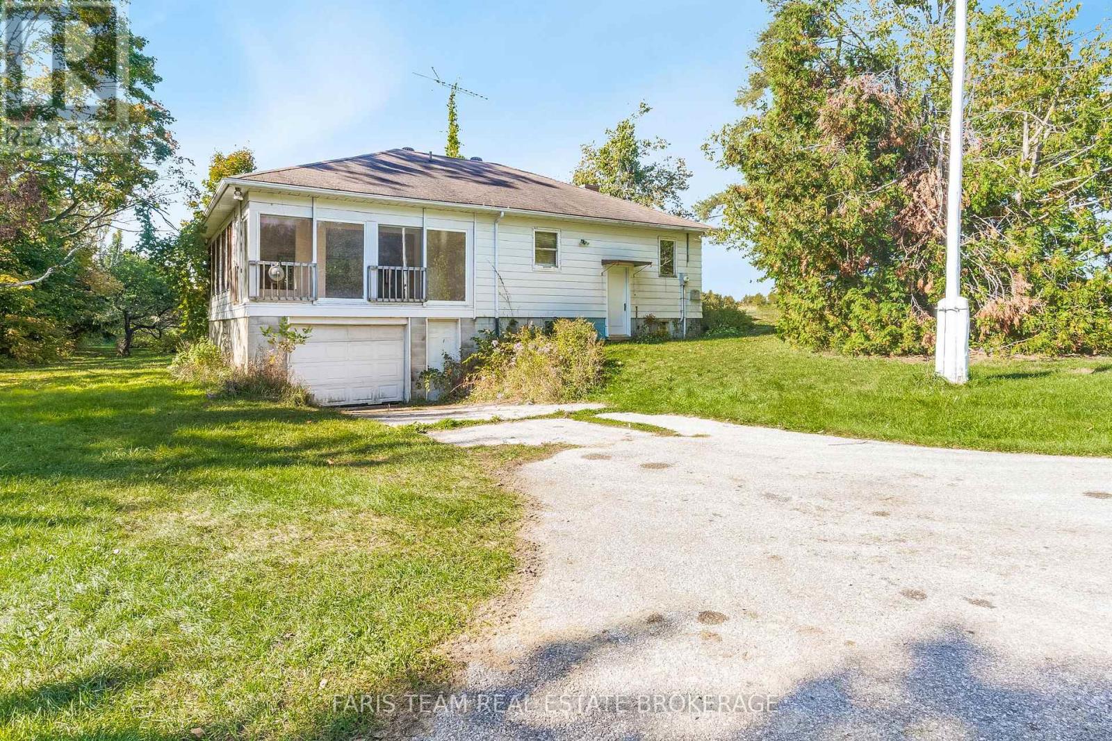 201 Ridge Road W, Oro-Medonte, Ontario  L0L 2E0 - Photo 2 - S12463544