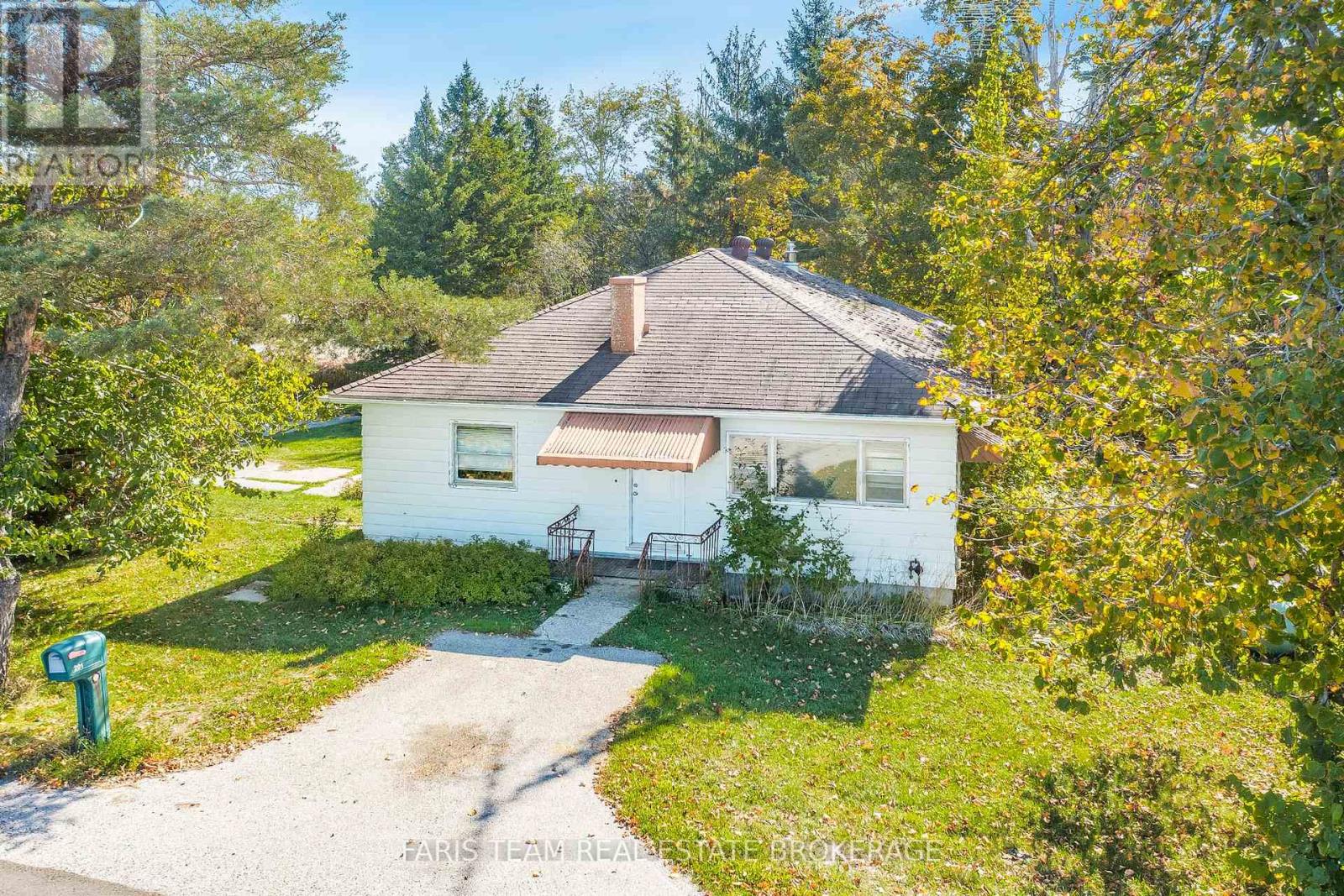 201 Ridge Road W, Oro-Medonte, Ontario  L0L 2E0 - Photo 4 - S12463544