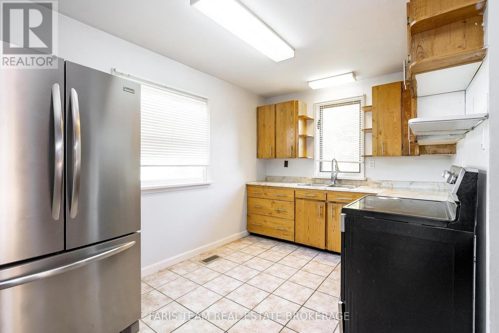 201 Ridge Road W, Oro-Medonte, Ontario  L0L 2E0 - Photo 6 - S12463544