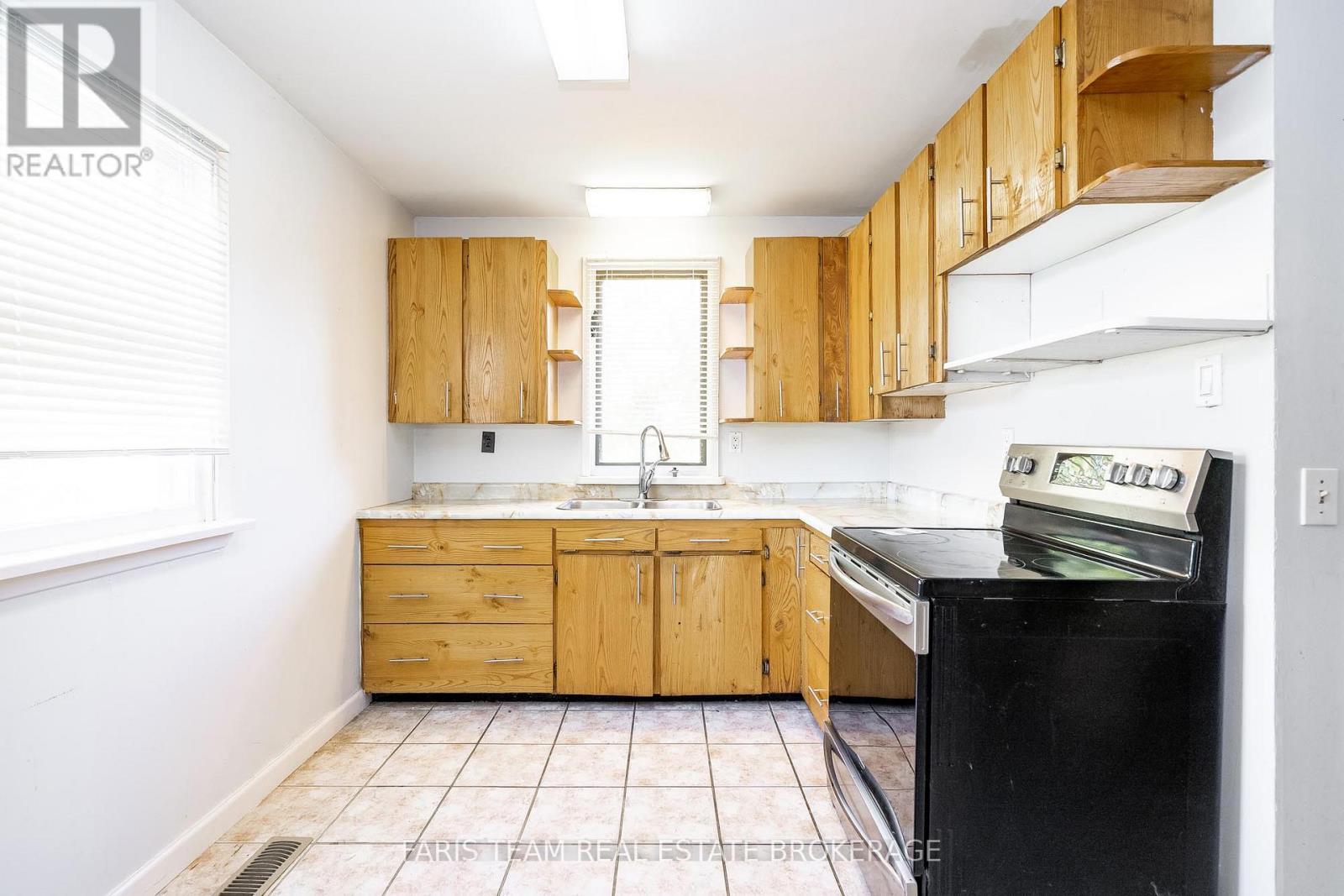 201 Ridge Road W, Oro-Medonte, Ontario  L0L 2E0 - Photo 7 - S12463544