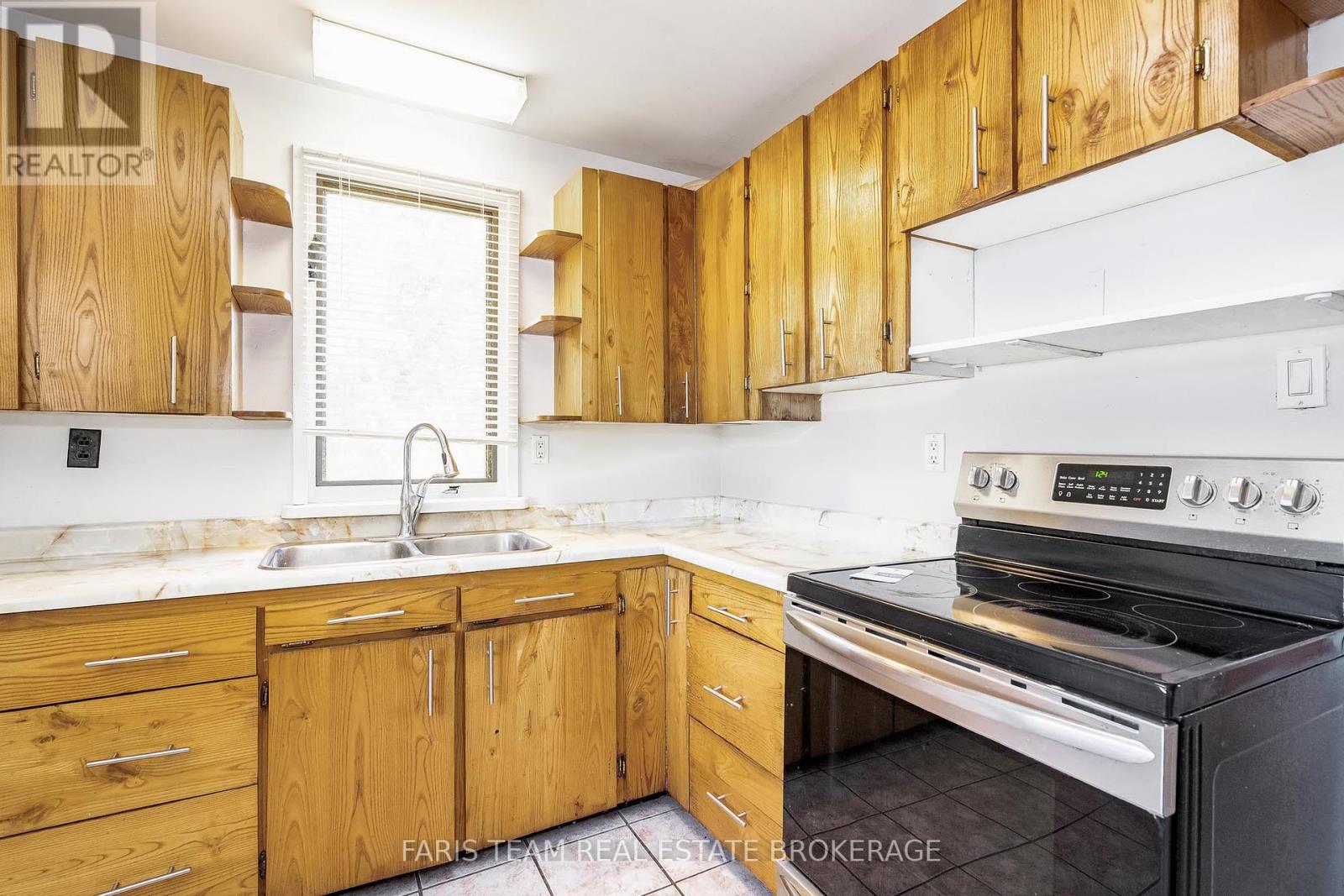 201 Ridge Road W, Oro-Medonte, Ontario  L0L 2E0 - Photo 8 - S12463544
