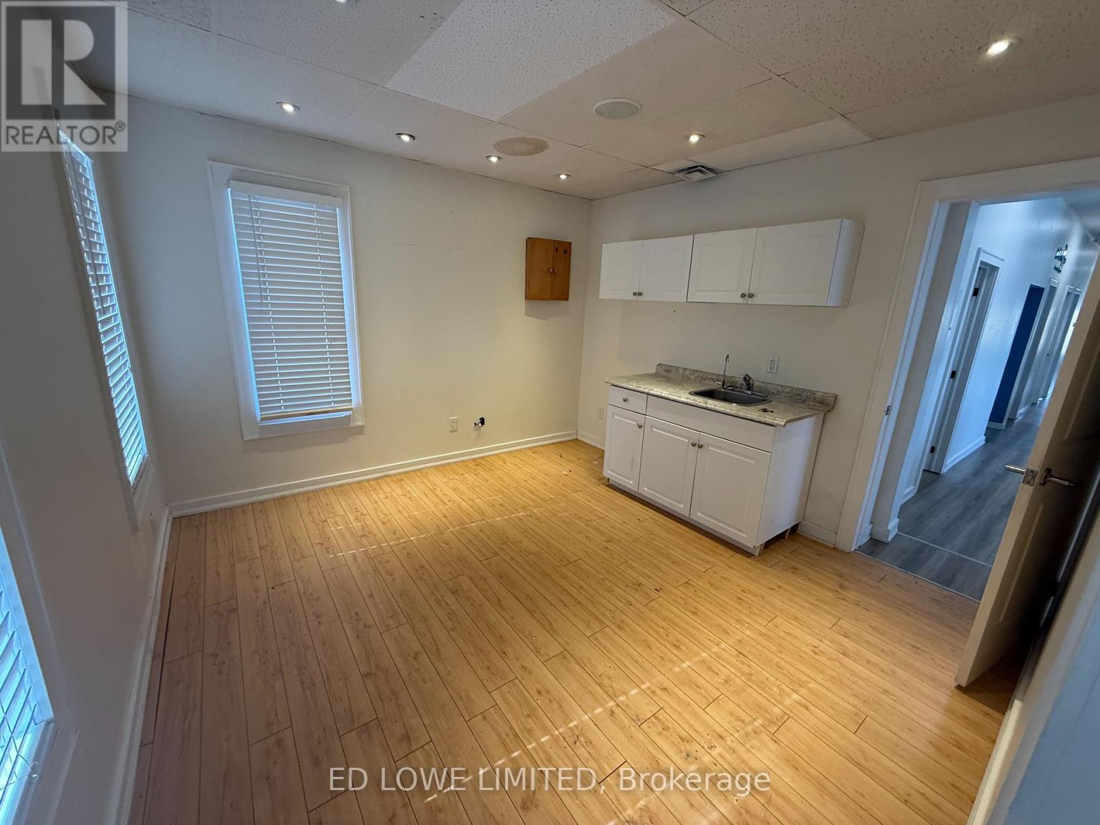 140 Bradford Street, Barrie, Ontario  L4N 3B3 - Photo 9 - S12463559
