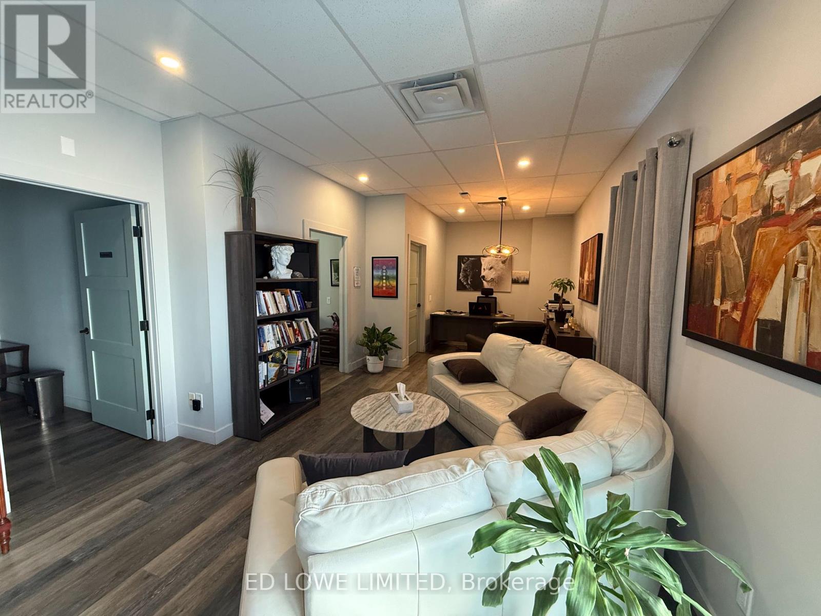 136 Bradford Street, Barrie, Ontario  L4N 3B3 - Photo 2 - S12463599