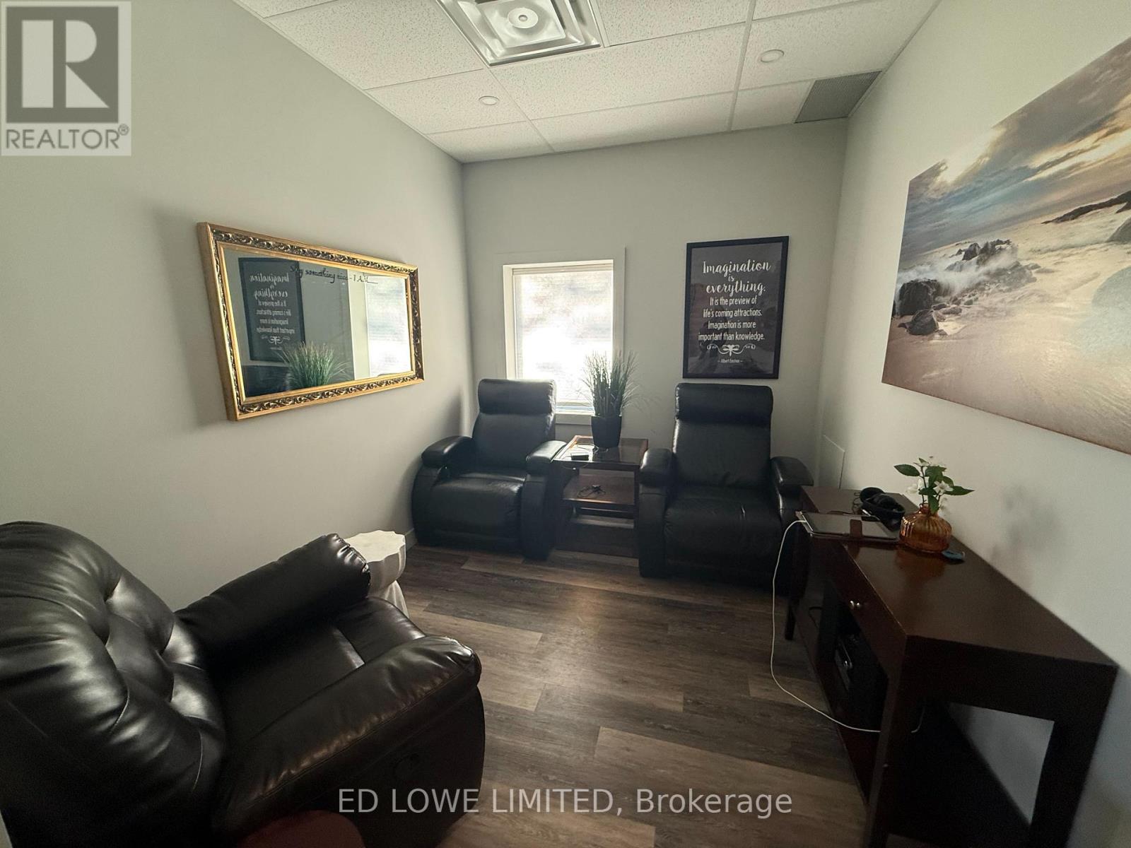 136 Bradford Street, Barrie, Ontario  L4N 3B3 - Photo 3 - S12463599