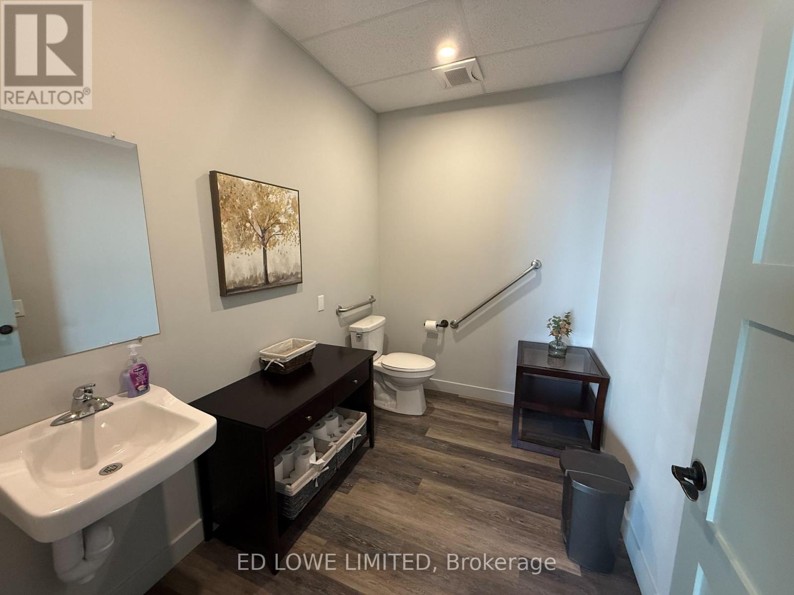 136 Bradford Street, Barrie, Ontario  L4N 3B3 - Photo 5 - S12463599