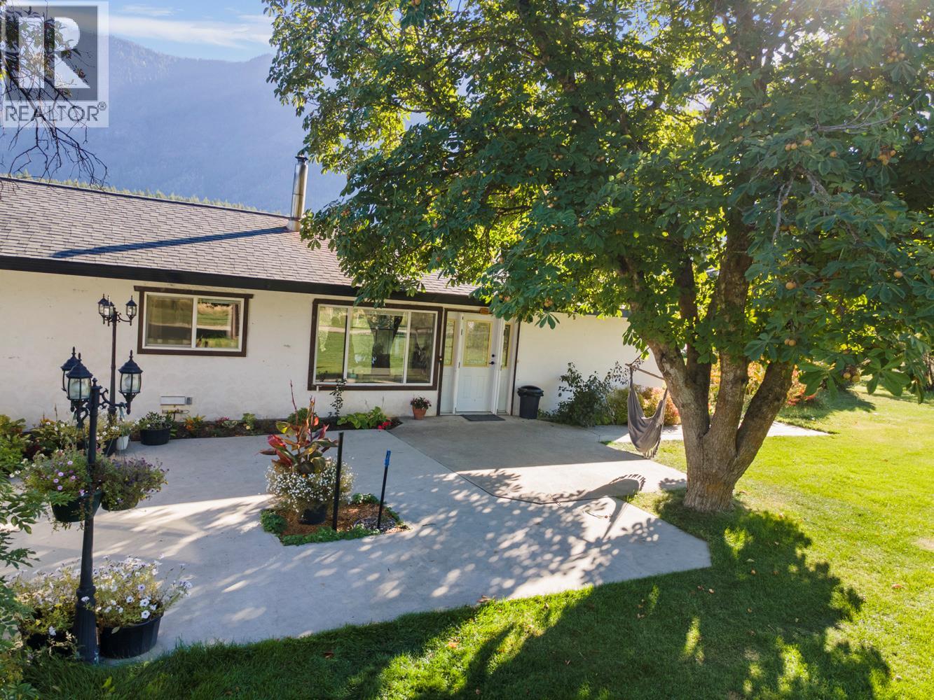730 Canyon-Lister Road, Lister, British Columbia  V0B 1G2 - Photo 3 - 10364924