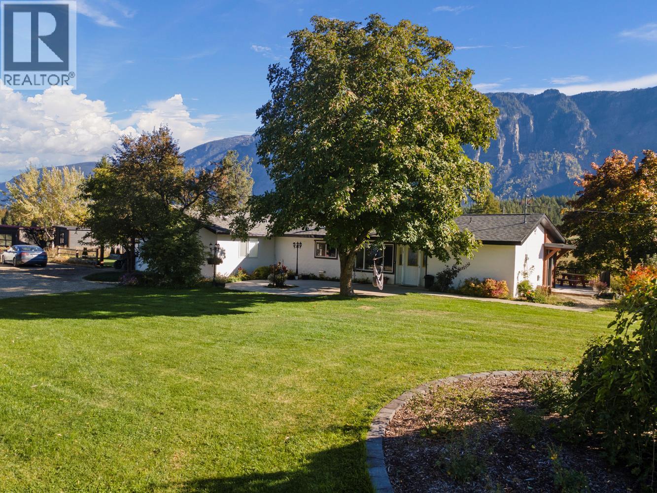 730 Canyon-Lister Road, Lister, British Columbia  V0B 1G2 - Photo 1 - 10364924