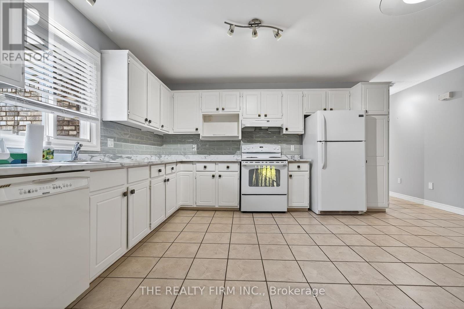 33 Stoneycreek Crescent, London North, Ontario  N5X 3X4 - Photo 10 - X12463643