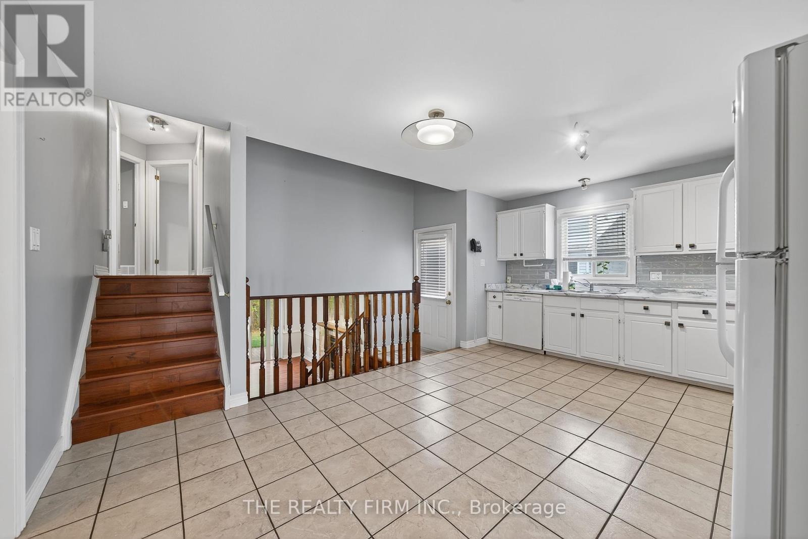 33 Stoneycreek Crescent, London North, Ontario  N5X 3X4 - Photo 12 - X12463643