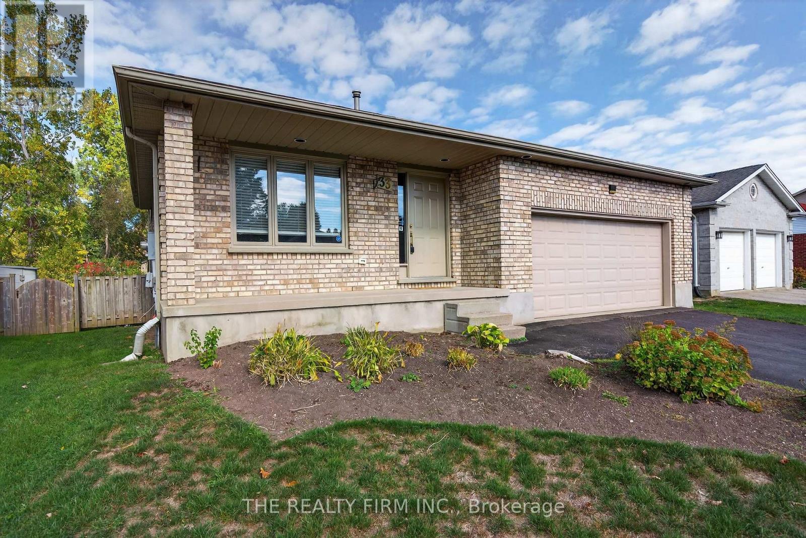 33 Stoneycreek Crescent, London North, Ontario  N5X 3X4 - Photo 2 - X12463643