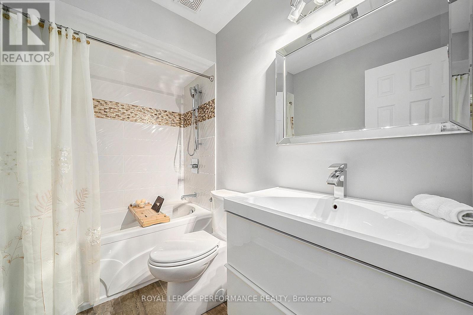 29 Hummingbird Crescent, Ottawa, Ontario  K2J 3A5 - Photo 13 - X12463625