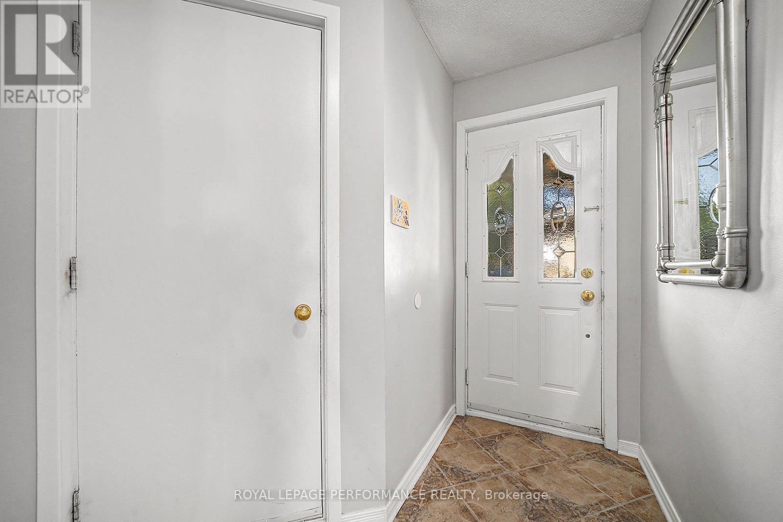 29 Hummingbird Crescent, Ottawa, Ontario  K2J 3A5 - Photo 4 - X12463625