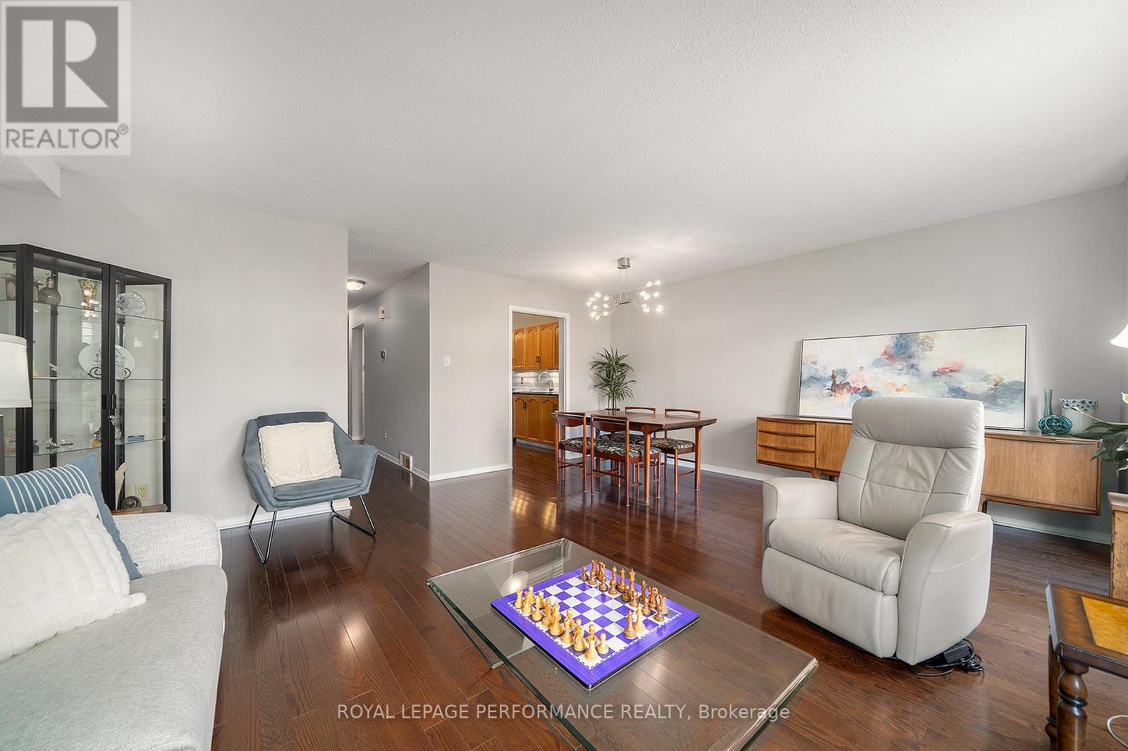 29 Hummingbird Crescent, Ottawa, Ontario  K2J 3A5 - Photo 5 - X12463625