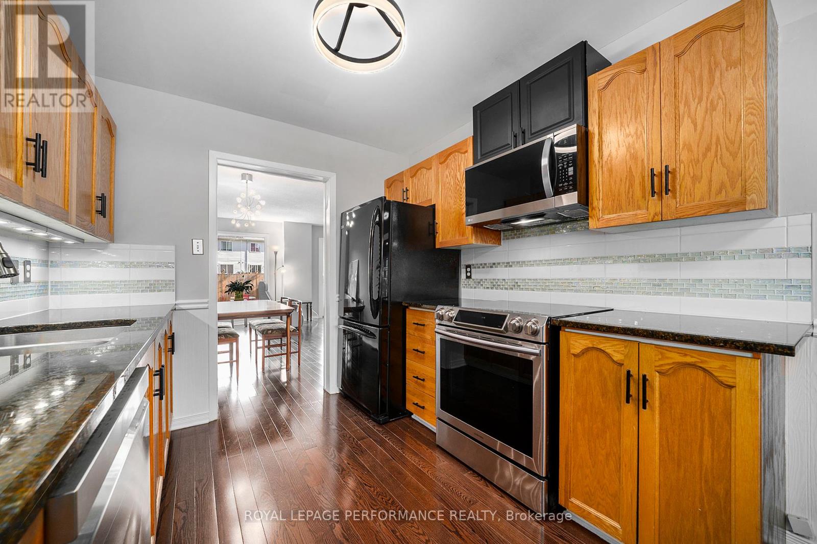 29 Hummingbird Crescent, Ottawa, Ontario  K2J 3A5 - Photo 9 - X12463625