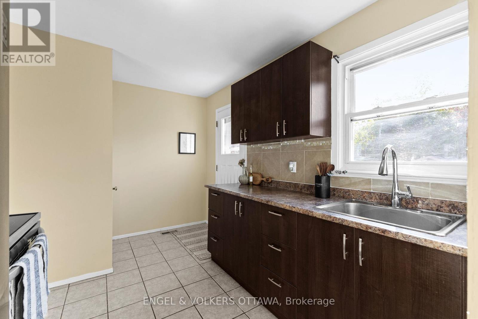 838 Borthwick Avenue, Ottawa, Ontario  K1K 2M8 - Photo 12 - X12463660