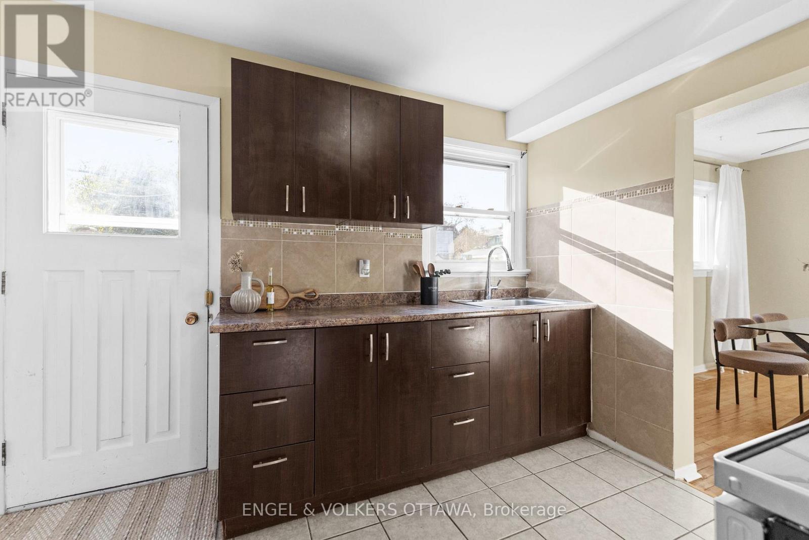 838 Borthwick Avenue, Ottawa, Ontario  K1K 2M8 - Photo 14 - X12463660