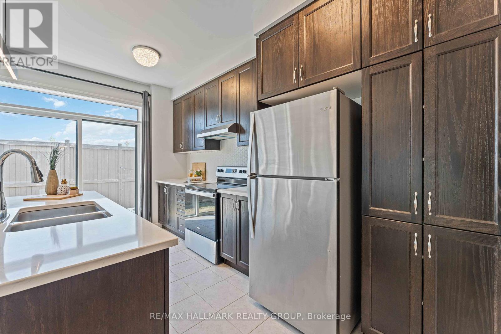 402 Edgevalley Court, Ottawa, Ontario  K2S 2R3 - Photo 9 - X12463728