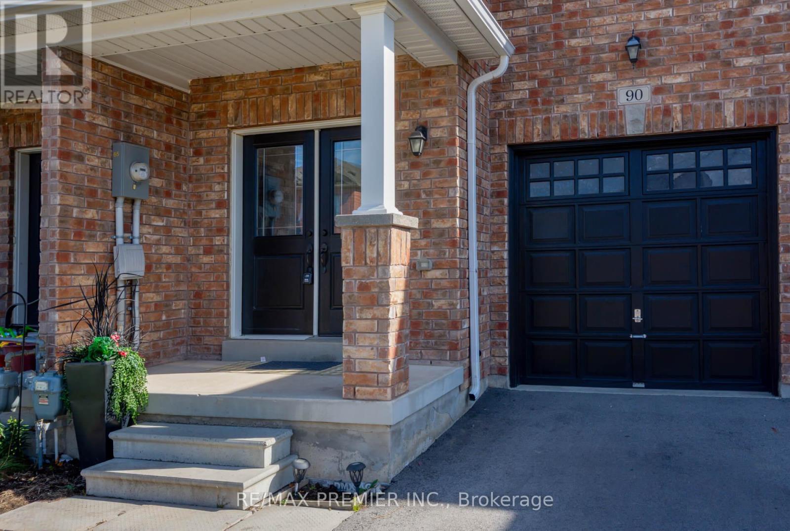 90 Palace Street, Thorold, Ontario  L2V 0J6 - Photo 2 - X12463542